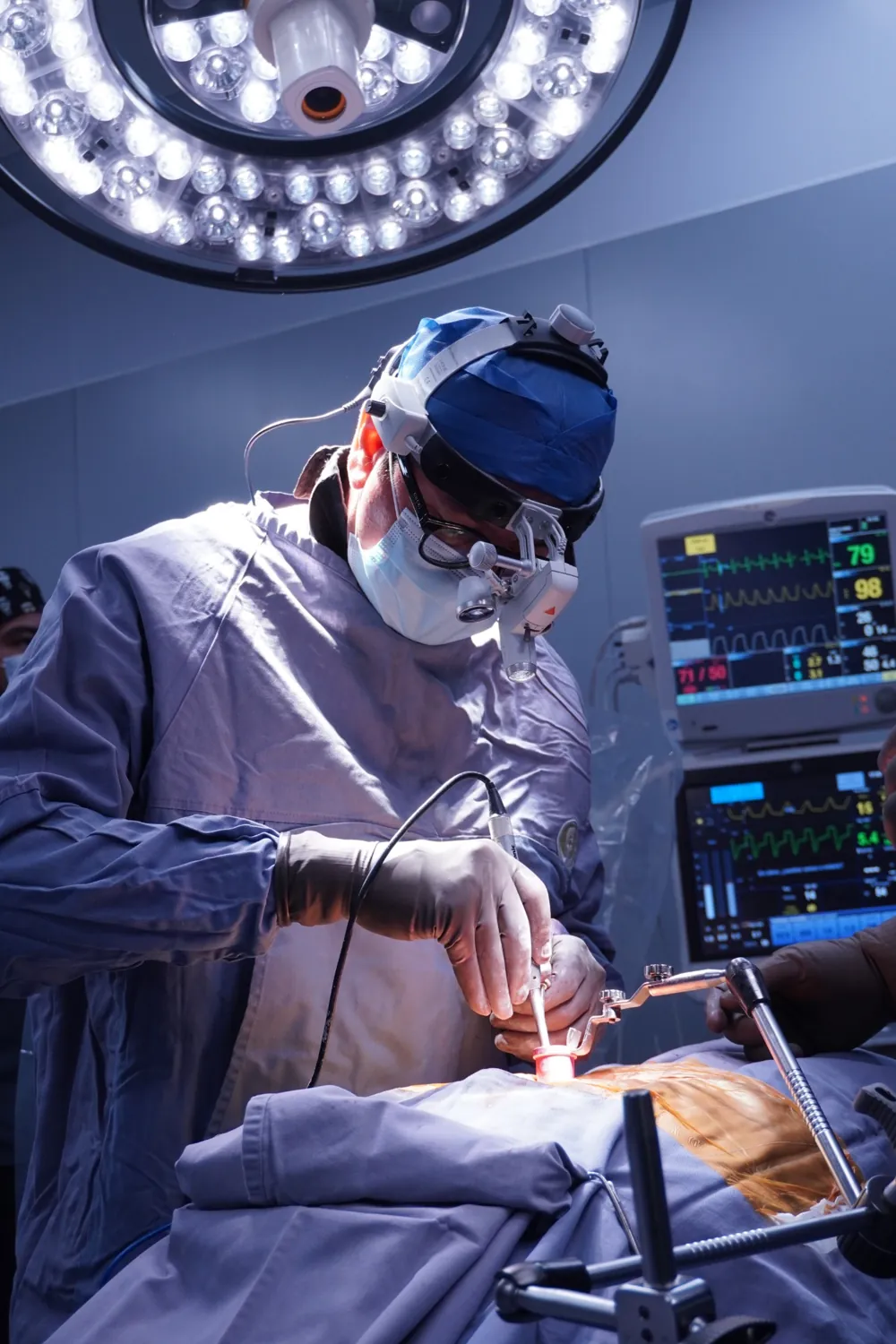 Producción fotográfica real de contenido médico durante un procedimiento quirúrgico